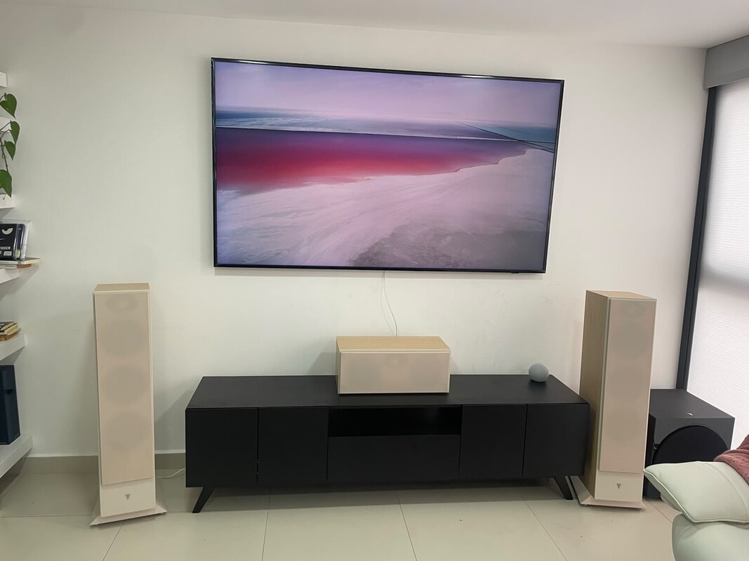 Home theater residencial con bocinas de piso integrado por Extra IoT