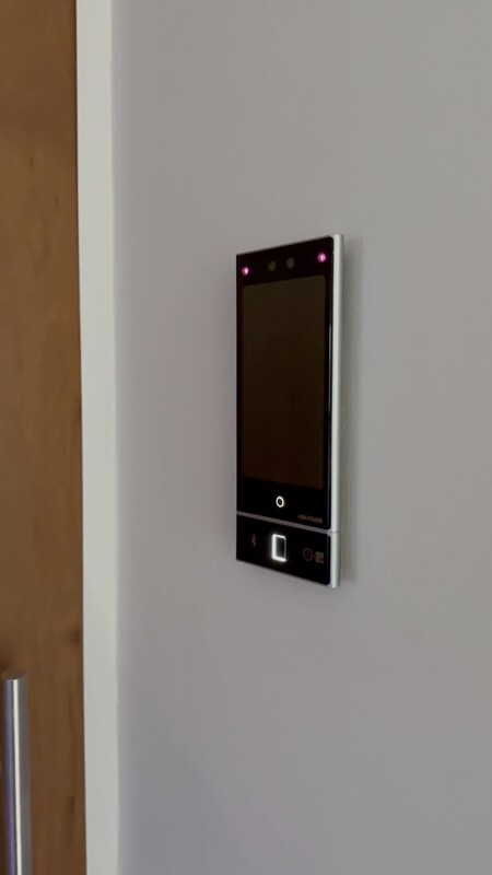 Panel táctil de automatización montado en muro